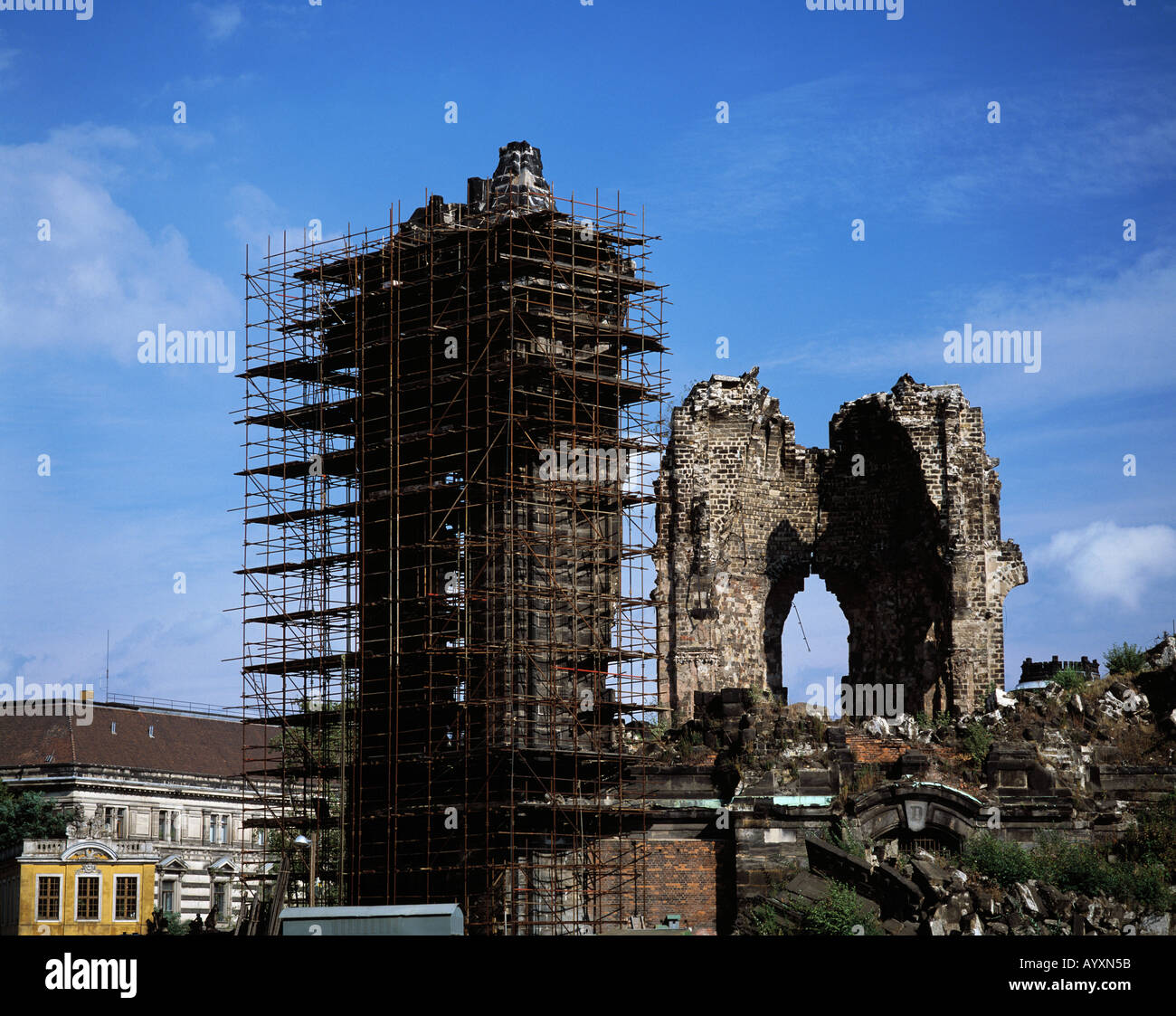 Kirchenruine Baugeruest Ruine Der Frauenkirche Dresden Elbe Stock Photo Alamy