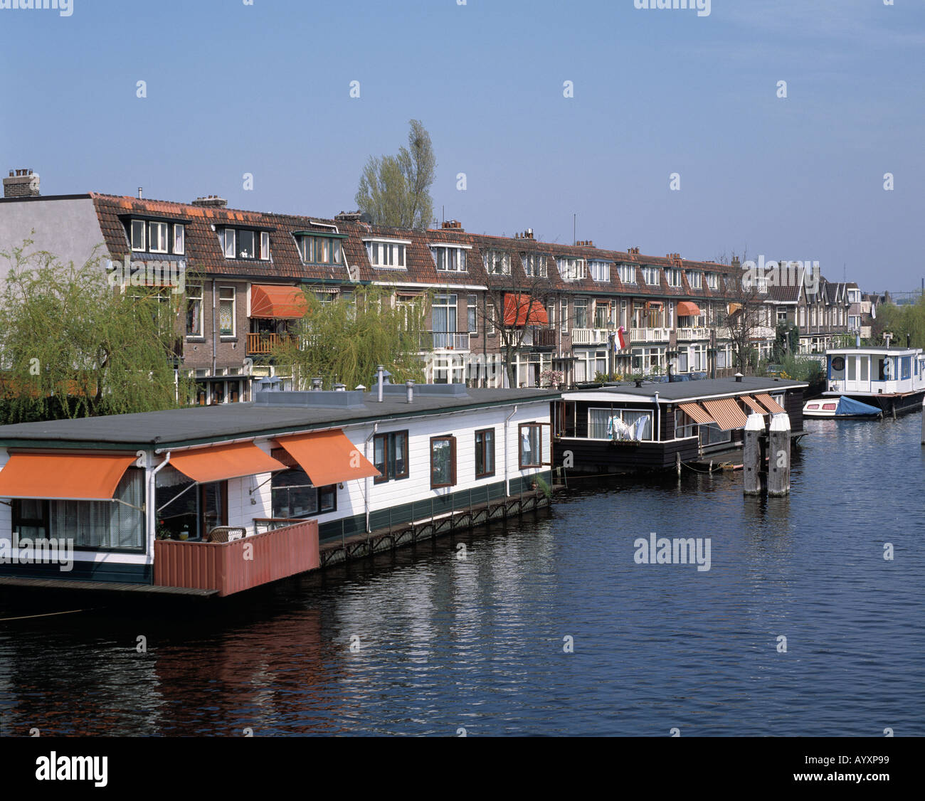 Netherlands, NL-Leiden, South Holland, dwelling boats, terraced houses, civil houses, residential buildings, row houses, terraced housing estate, row house developement, live, style of living, residential area, live near the water, river, canal Stock Photo