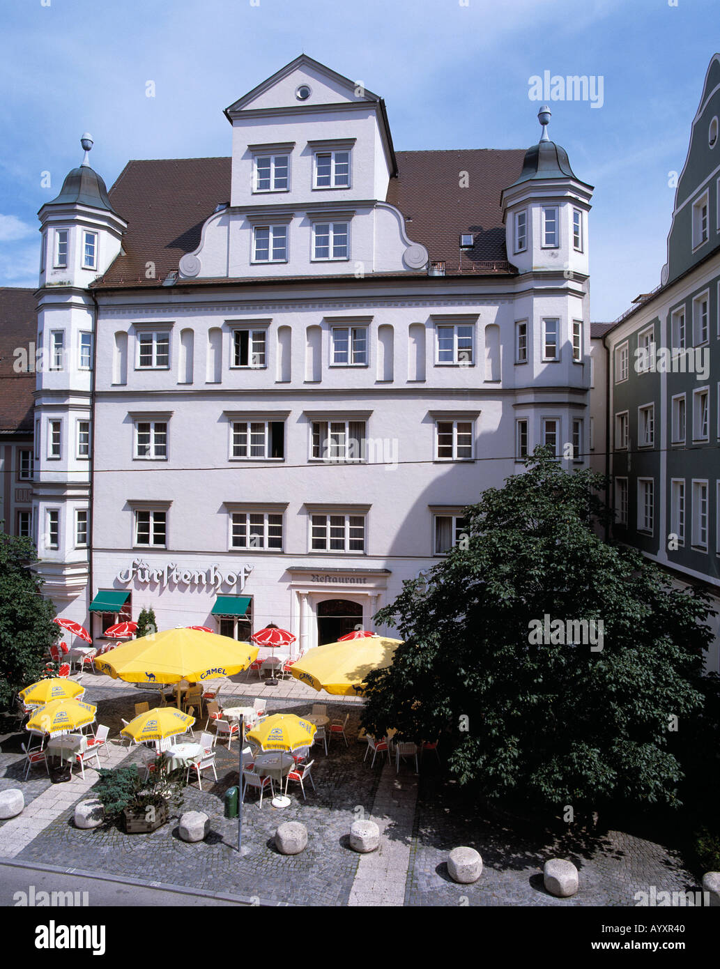 Hotel Fuerstenhof, Terrasse, Tische und Stuehle, Sonnenschirme, Kempten, Allgaeu, Schwaben, Bayern Stock Photo