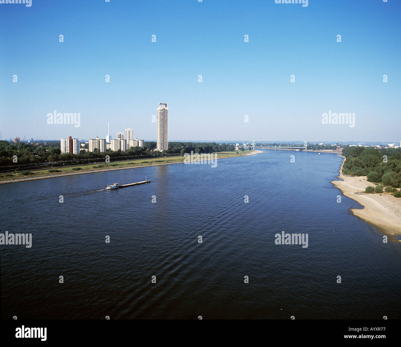 Panoramaaufnahme vom Rhein mit Colonia-Hochhaus, Frachtschiff auf dem ...