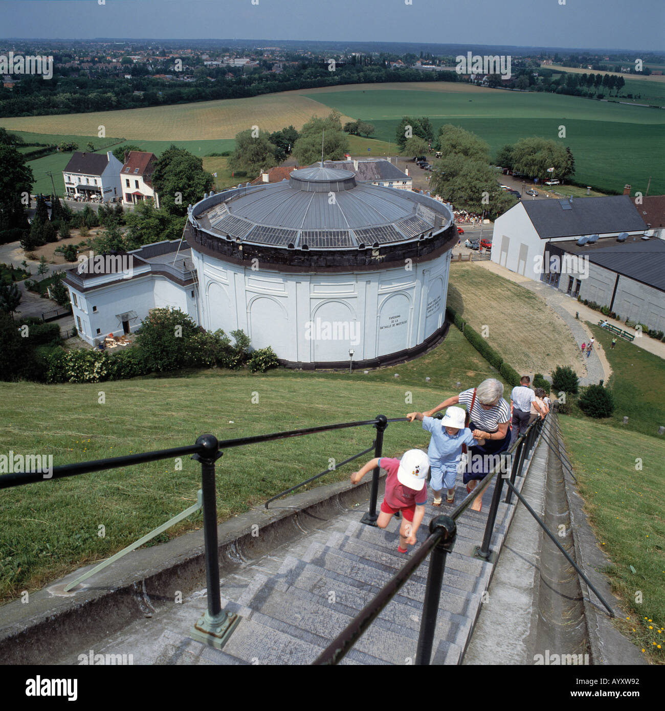 Treppe zum Loewenhuegel auf dem Schlachtfeld von Waterloo mit Panorama-Ausstellung der Schlacht, Brabant Stock Photo