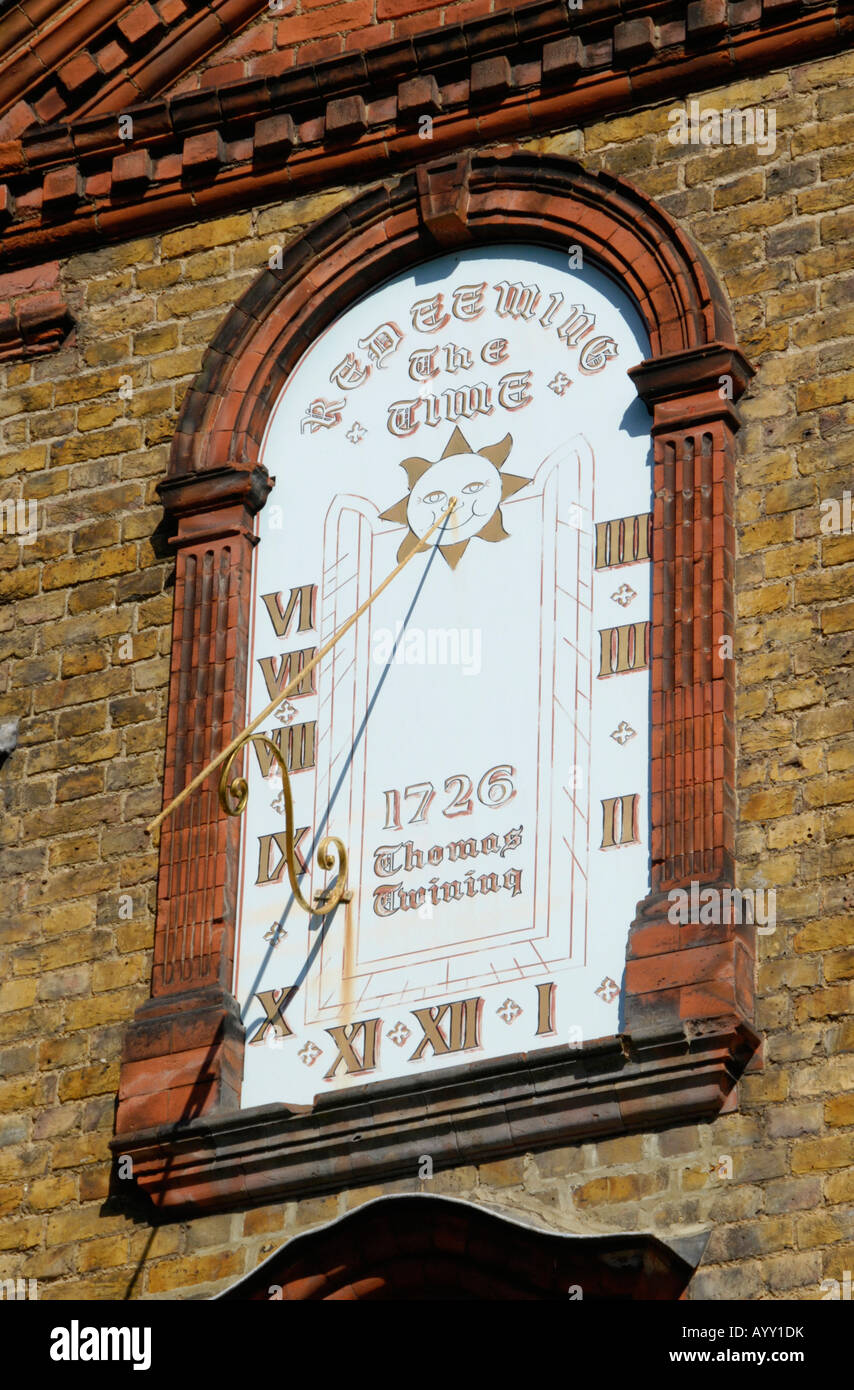 sundial-on-dial-house-riverside-twickenham-london-AYY1DK.jpg