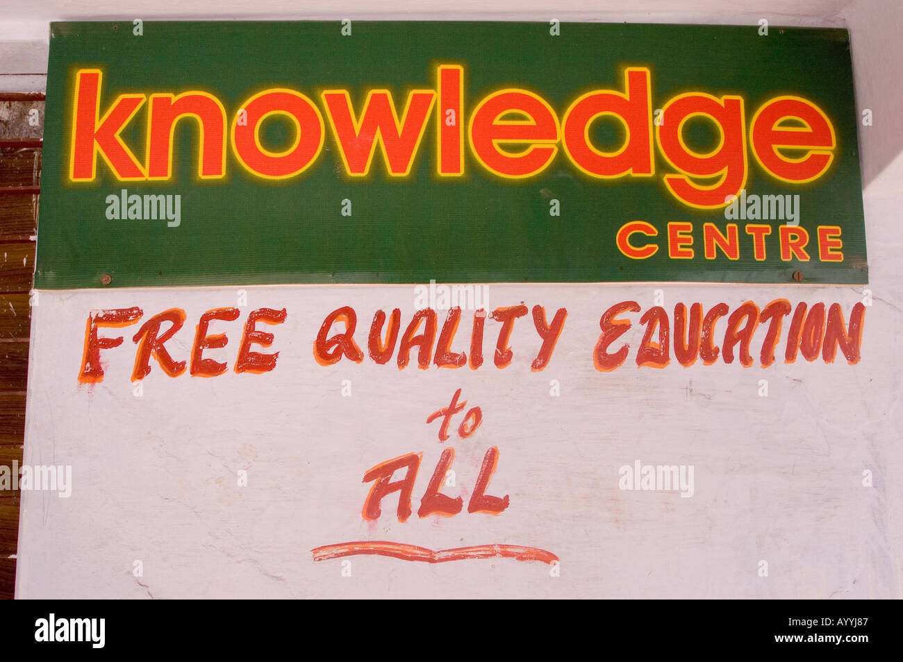 Knowledge centre Free Quality Education to All sign in Varanasi, Uttar Pradesh, India. Promoting accessible learning for everyone. Stock Photo