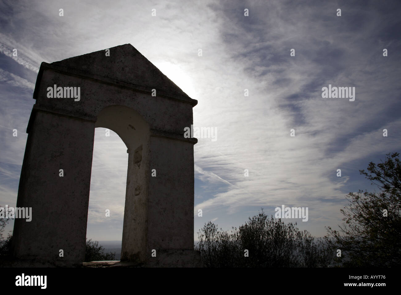 The sun shining from behind an arch Stock Photo - Alamy