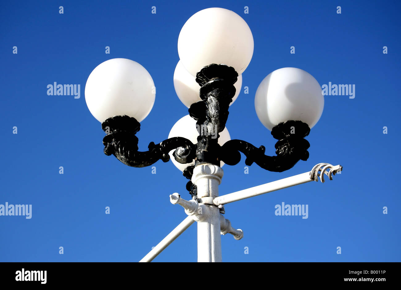 Globe street lamps hi res stock photography and images Alamy