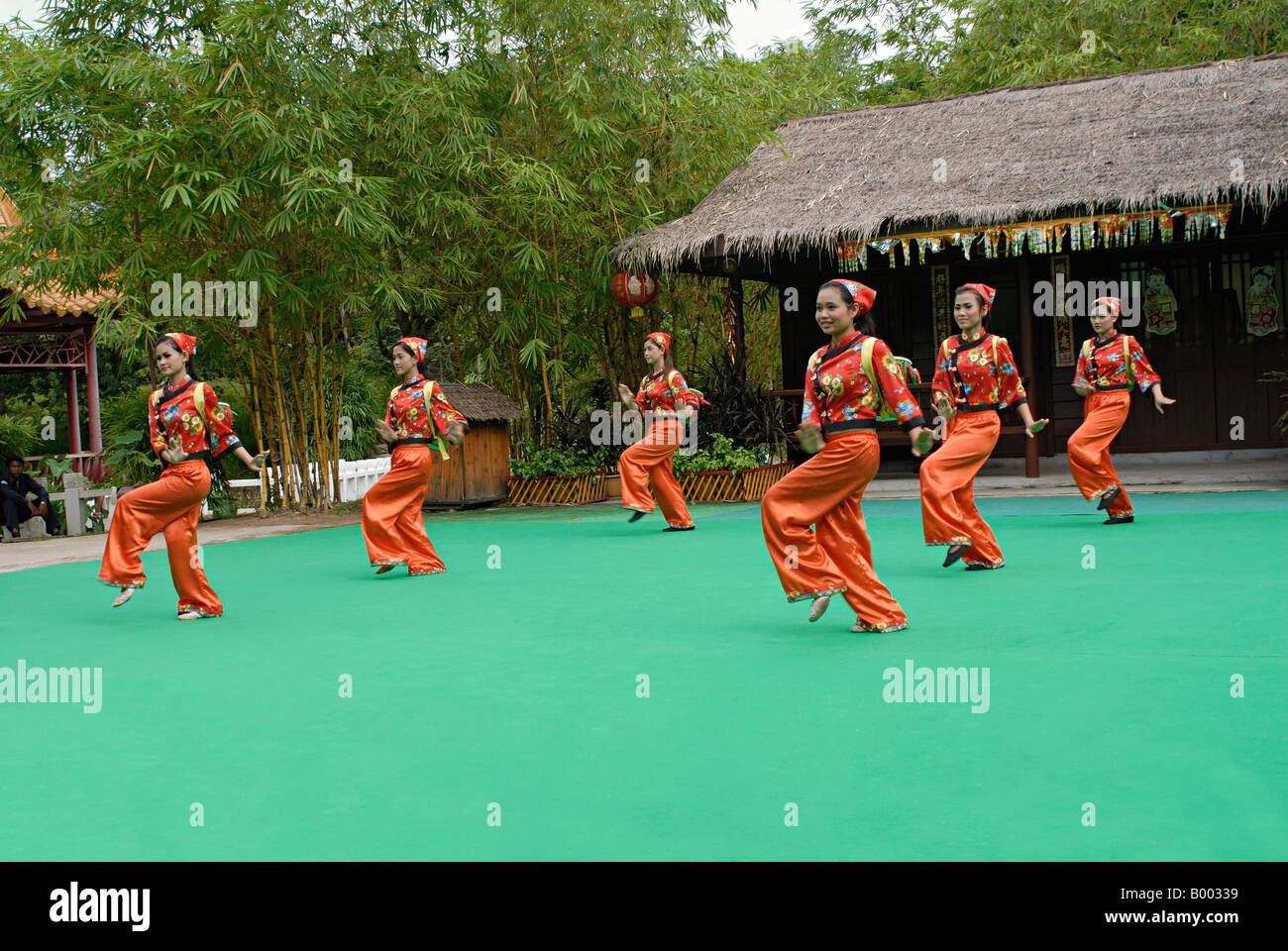 Chinese dance hi-res stock photography and images - Alamy