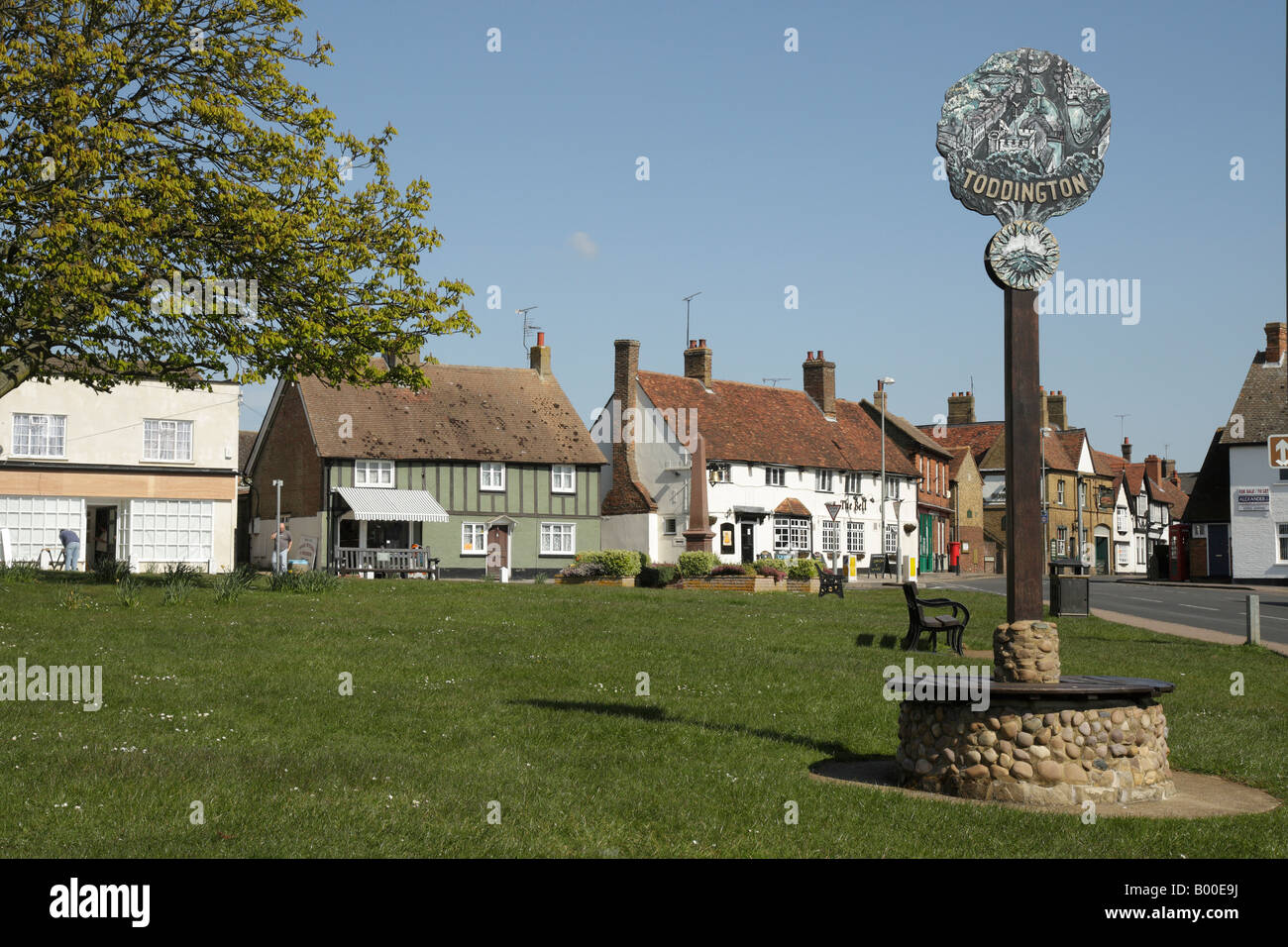 Toddington village green in Bedfordshire Stock Photo Alamy