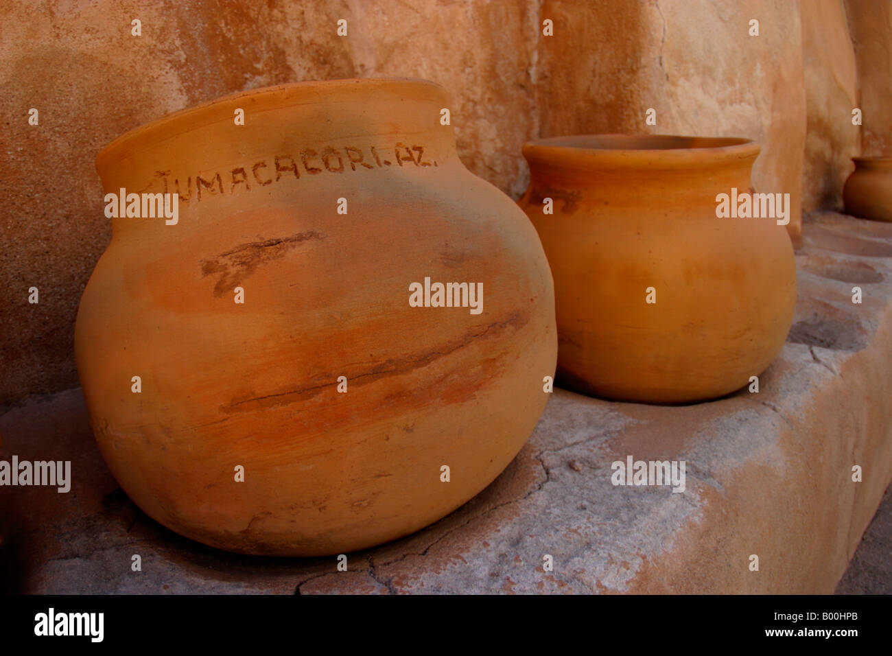 Clay pots and adobe walls at Tumacacori Mission in Arizona Stock Photo