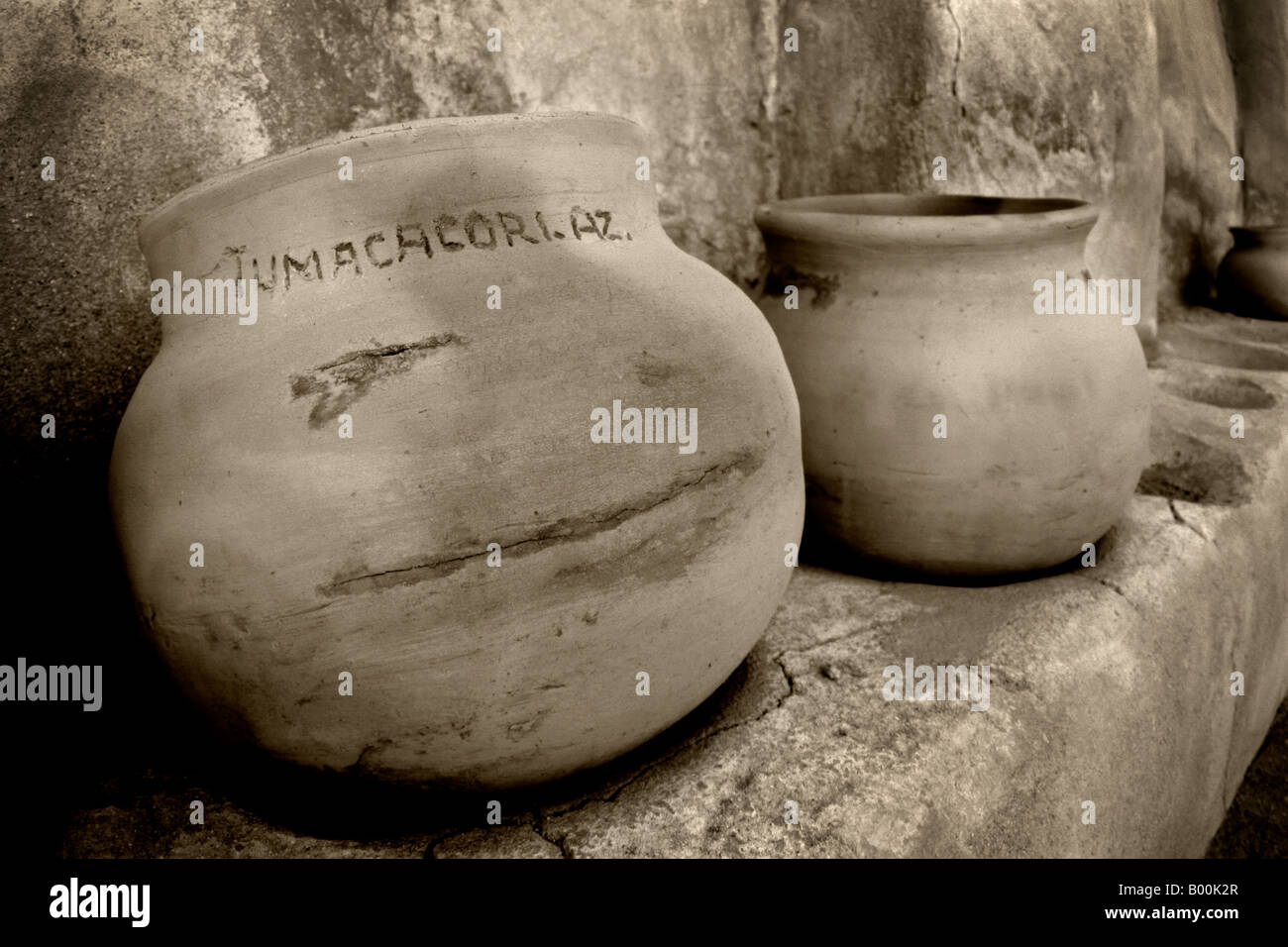 Clay pots and adobe walls at Tumacacori Mission in Arizona Stock Photo