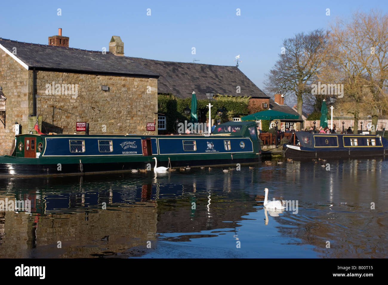 Th Owd Tithe Barn pub by the Lancaster Canal in Garstang Stock Photo ...