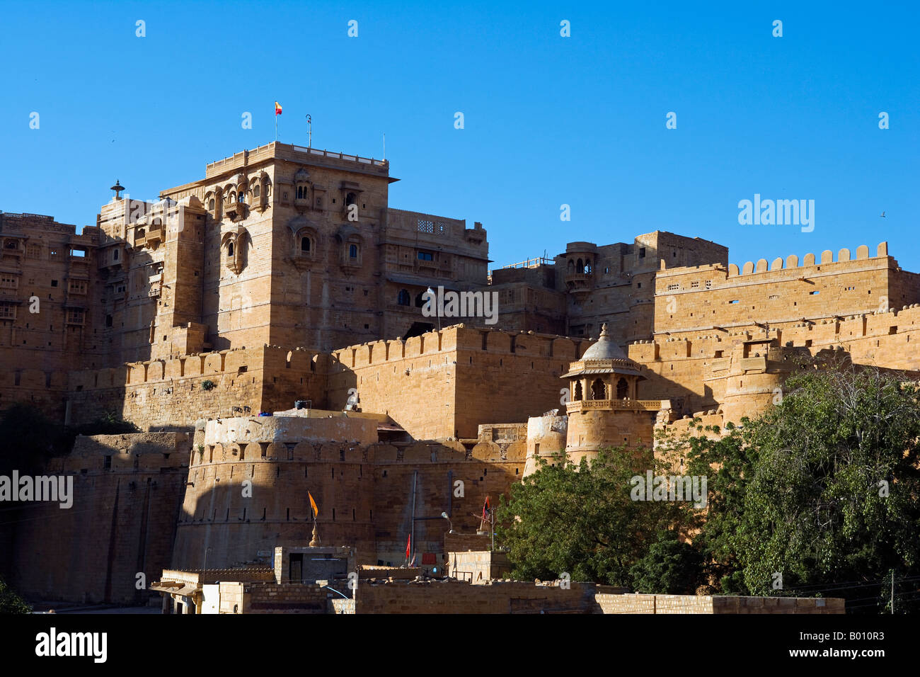 India Rajasthan Jaisalmer Jaisalmer Fort The ramparts and towers of the main living fort built in 1156 by the Bhati Rajput ruler Jaisal It is situated on Trikuta Hill and has been the site of many battles Stock Photo