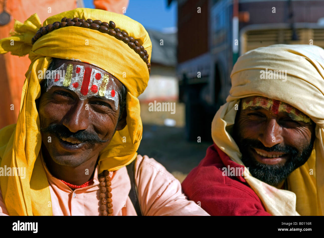 India, Rajasthan, Pushkar. Pilrgrims at the world's largest camel fair, colourful and content with their day. Stock Photo