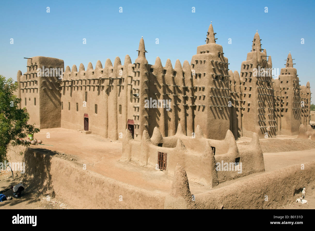 Mali, Djenne. The Great Mosque of Djenne - constructed on the foundations of a 13th century mosque built by King Koy Konboro. Stock Photo