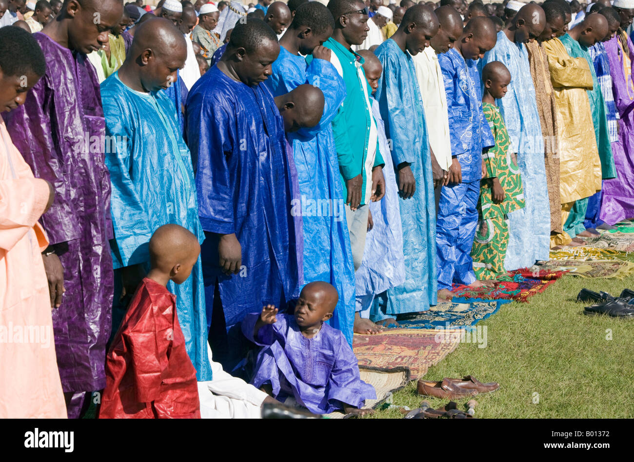 Mali, Mopti. An open-air Muslim prayer service to commemorate the end of the Muslim holy month of Ramadan. Stock Photo