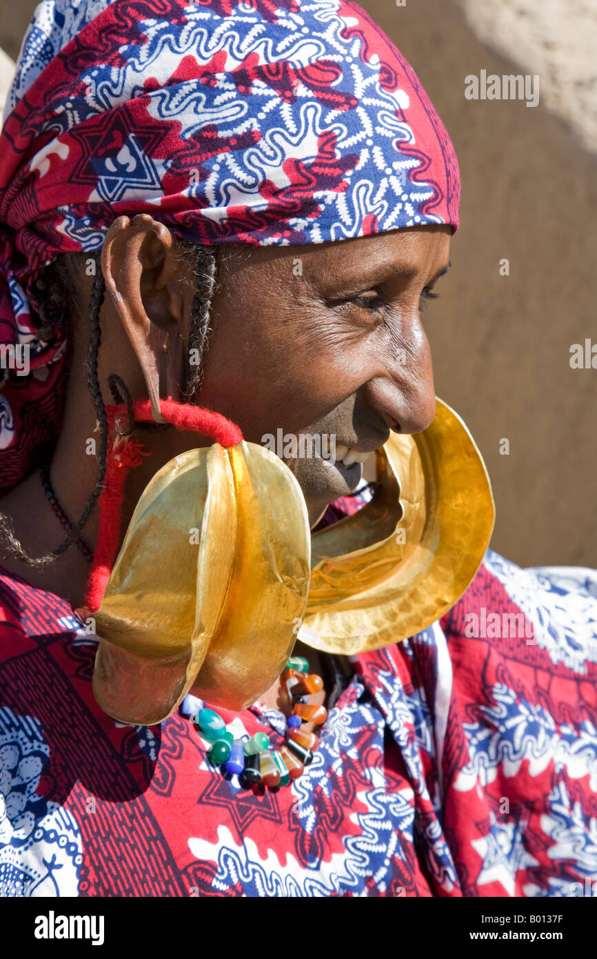 Mali, Mopti. A Fulani Woman wearing large 14-carat gold earrings. Kwottenai Kanye earrings are either a gift from her husband. Stock Photo