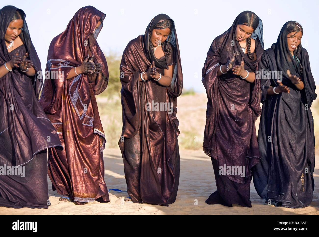 Mali, Timbuktu. Tuareg women sing and dance near their desert home, north  of Timbuktu Stock Photo - Alamy