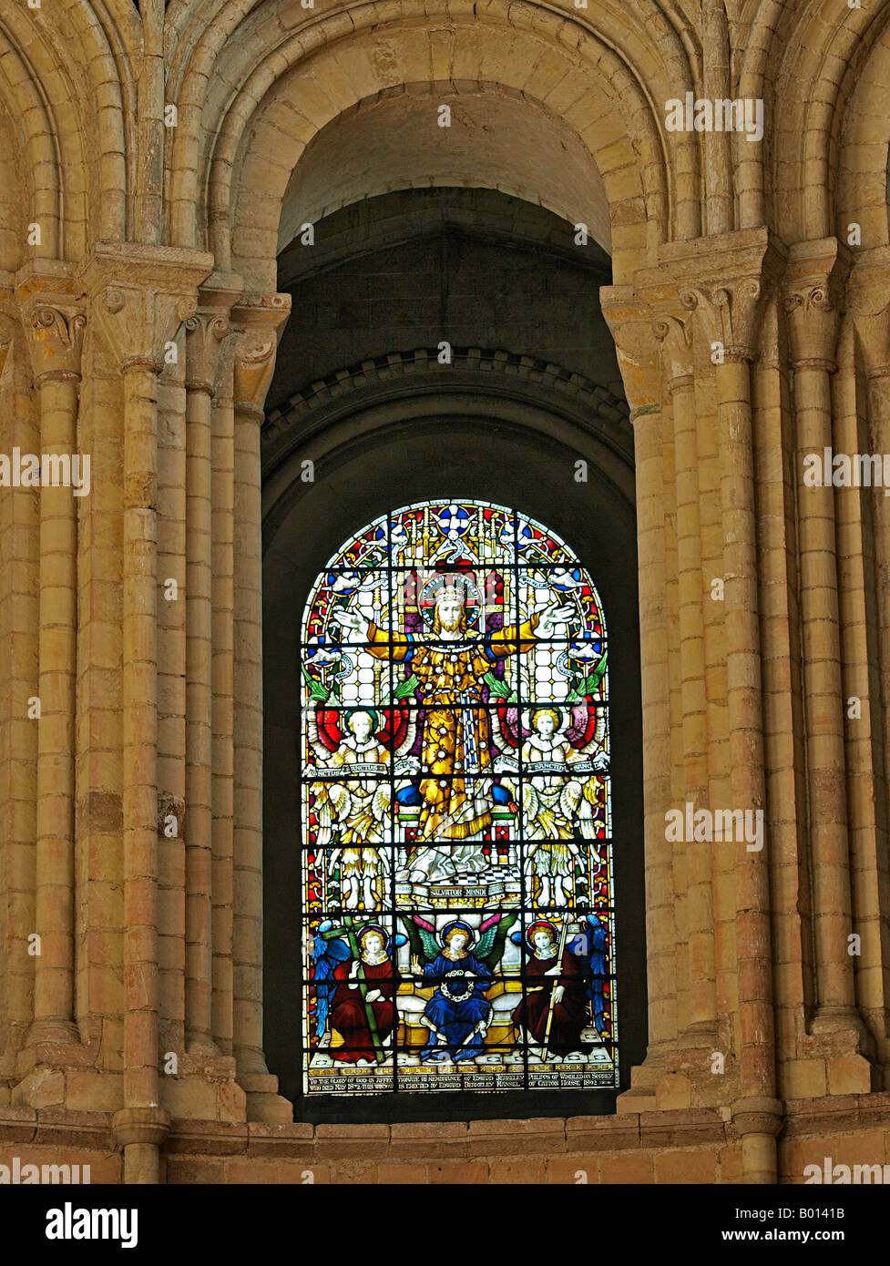 STAİNED GLASS WİNDOW NORWİCH CATHEDRAL NORFOLK ENGLAND UK Stock Photo