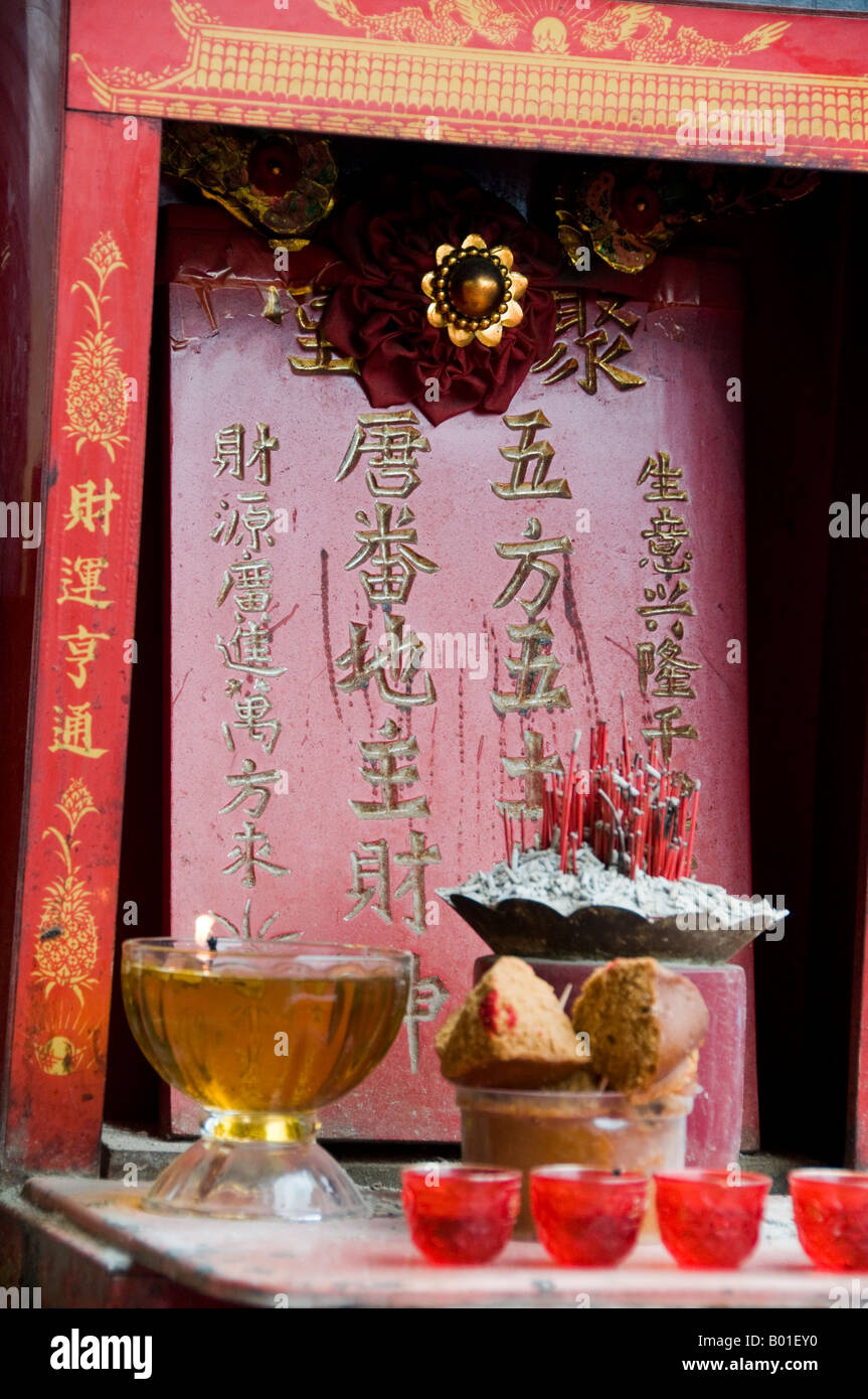 Makeshift incense shrine on city street in Singapore Stock Photo Alamy
