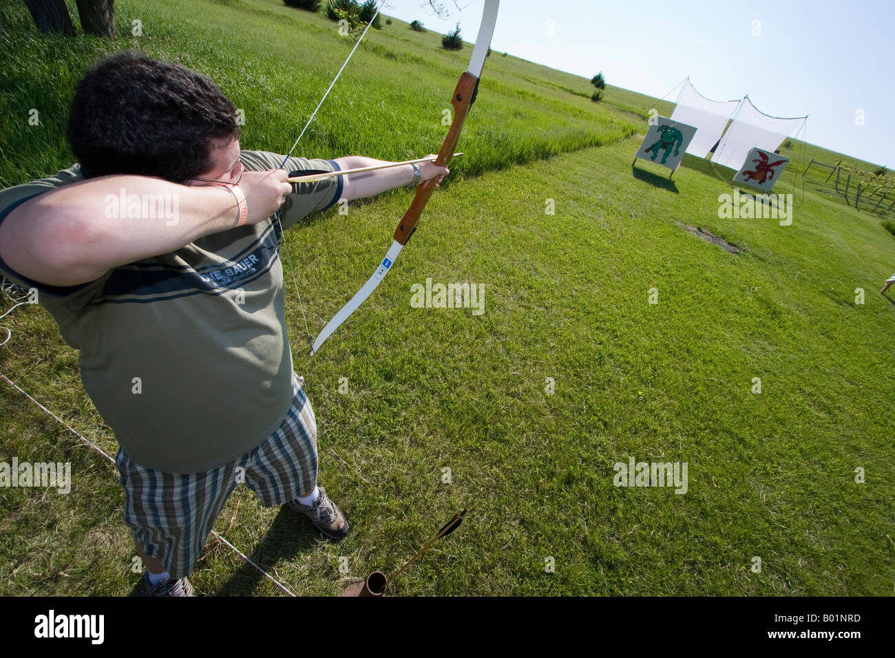 A man takes aim at a target with a bow and arrow at James Arthur Vinyard in Lincoln, Nebraska, USA. Stock Photo