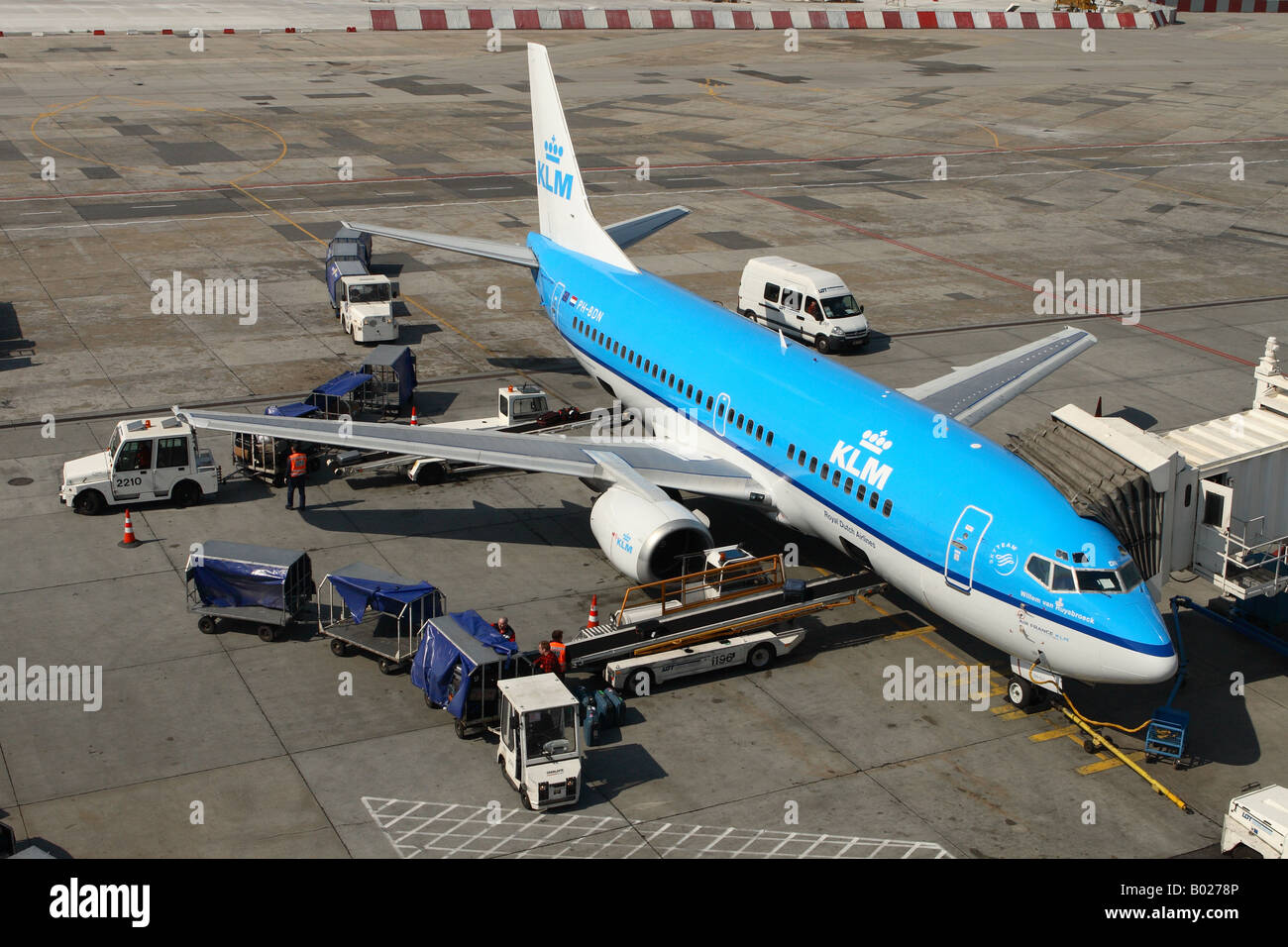 KLM Royal Dutch Airlines Boeing 737 jet airliner with luggage baggage  suitcase being loaded Stock Photo - Alamy