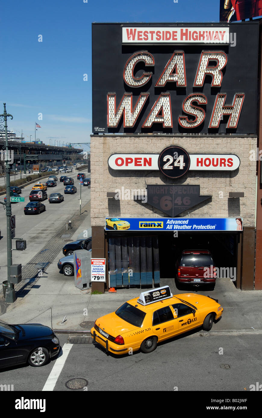 Drivers queue up to wash their cars at the Westside Highway Car Wash in New York Stock Photo