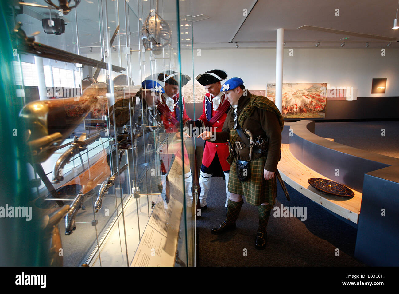 men dressed up as a red coat government soldier and a jacobite clansman inside the visitor centre at Culloden battlefield Stock Photo