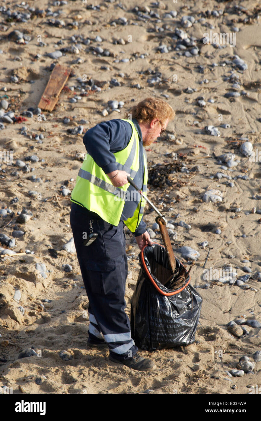 Rubbish collection Litter collecting on the beach in Cromer, Norfolk England UK Stock Photo