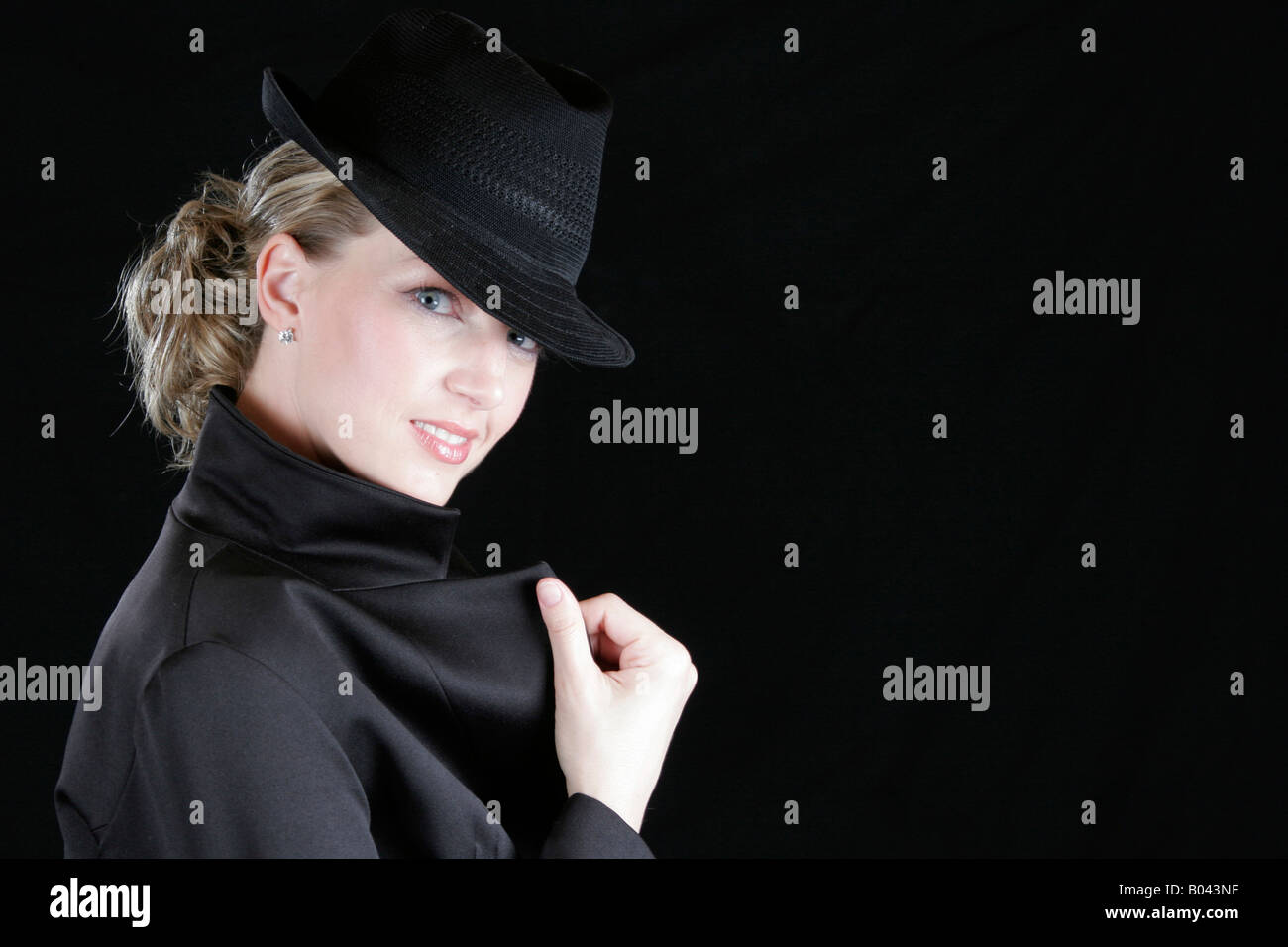 Portrait of a young woman with black background Porträt einer jungen Frau vor schwarzem Hintergrund Stock Photo