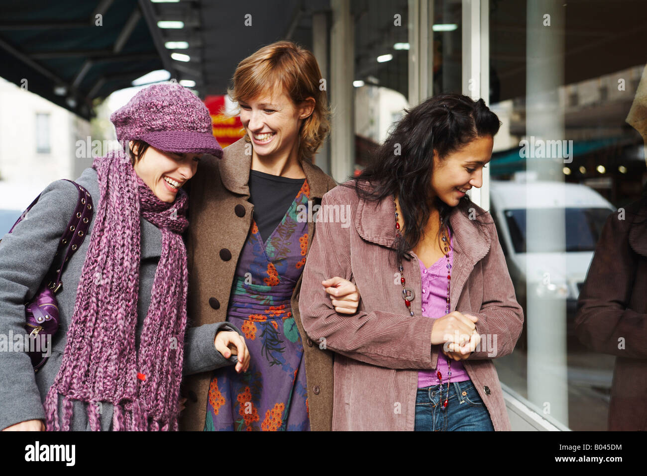 Walking Arm In Arm High Resolution Stock Photography And Images Alamy