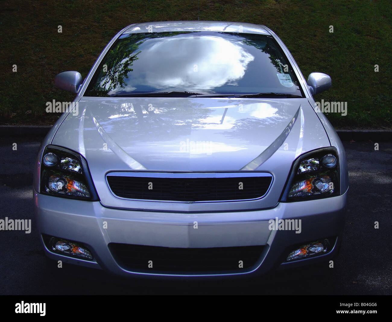 This is a shot of a 2004, 54 vauxhall vectra model C which was fitted with  a customizes grill and bonnet Stock Photo - Alamy