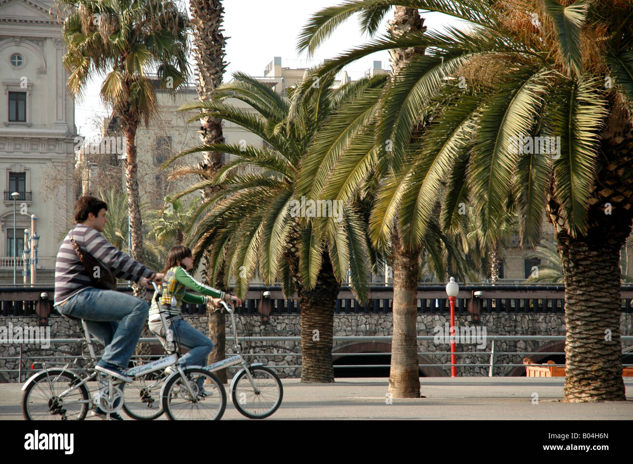 sonnig sunny sunshiny Hafen port Radfahrer biker Junge Menschen young people Stock Photo