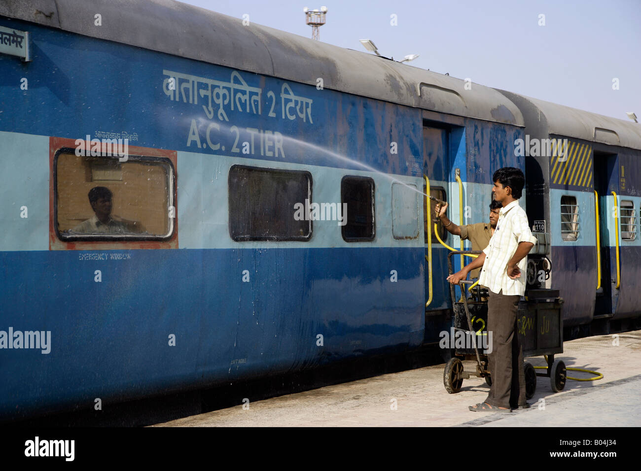 Railwaymen cleaning train carriages, Jaisalmer, Rajasthan, India Stock Photo