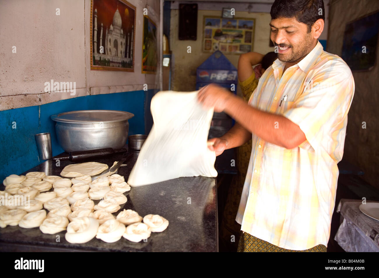 Making Kerala parathas - Cook in Thattukada ( roadside restaurant ...