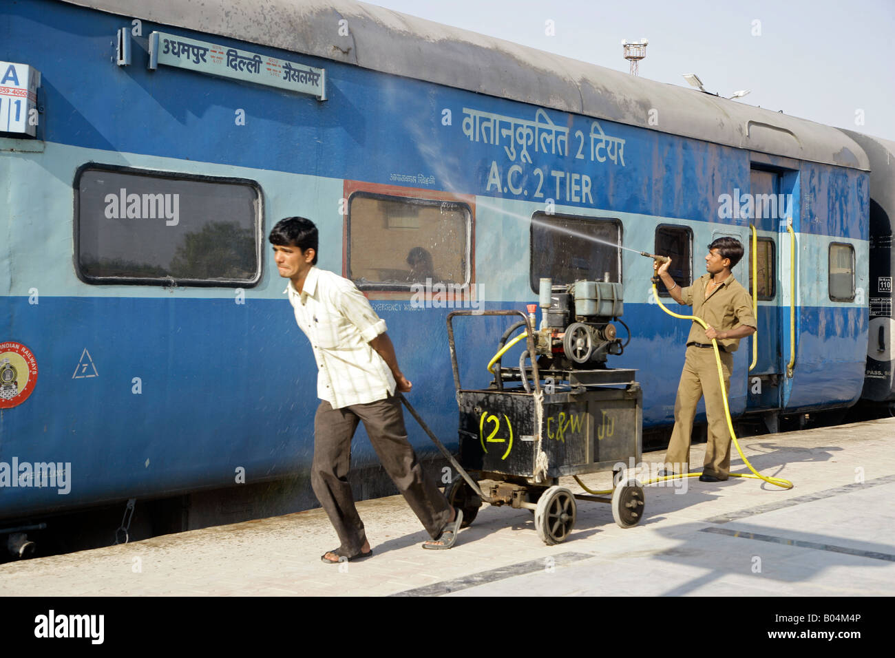 Railwaymen cleaning train carriages, Jaiselmer, Rajasthan, India Stock Photo