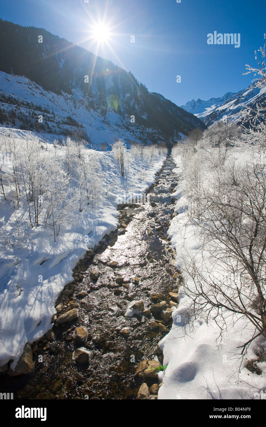 An Alpine river fringed by frosted trees and snow in the Wildgerlostal (Wildgerlos Valley), Salzburger Land, Austria, Europe. Stock Photo