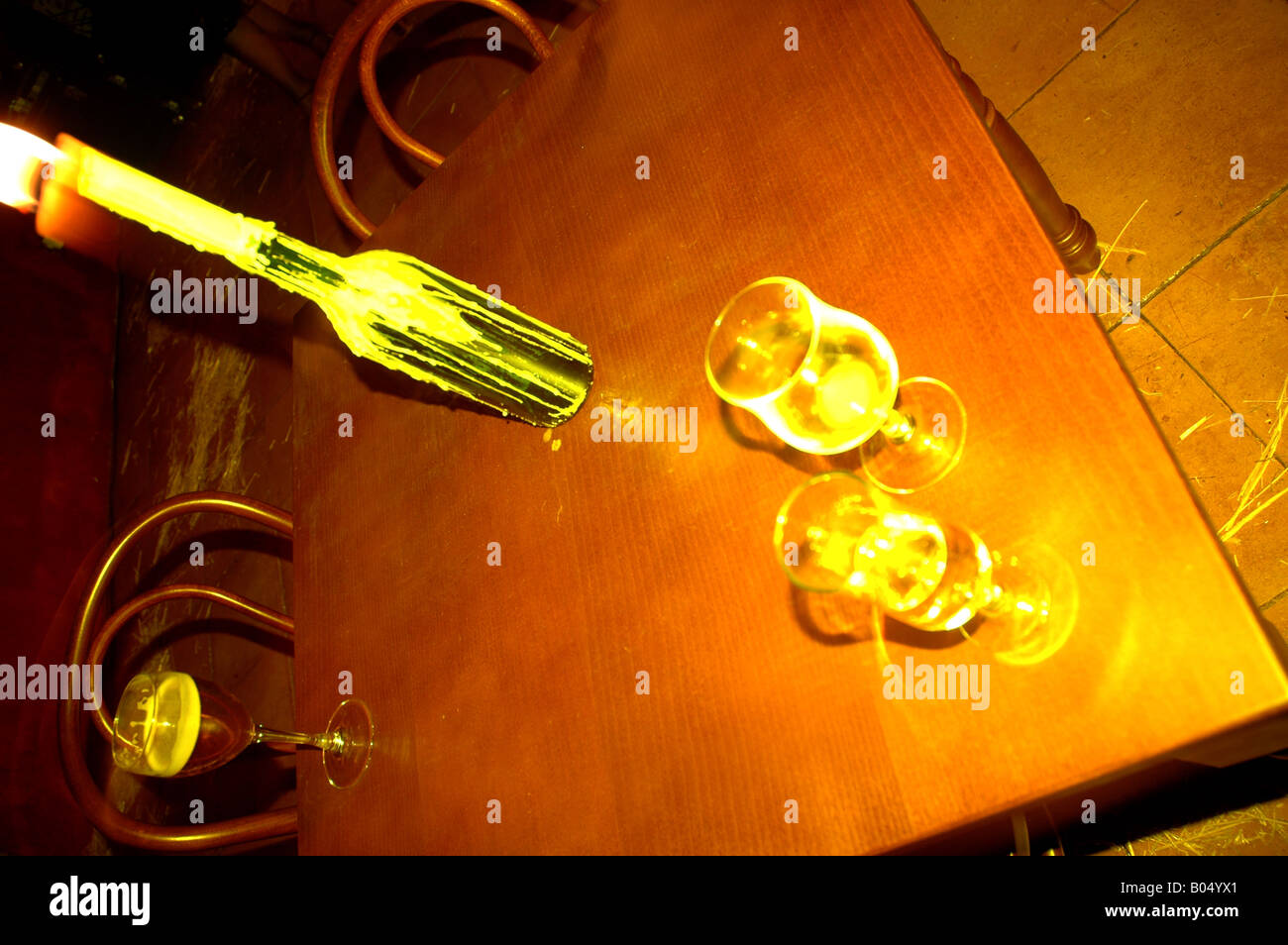 Feier party celebration Farbblitz colorflash Bewegungsunschärfe blurred motion Tisch table glas trinken drinking kandle kerze Stock Photo
