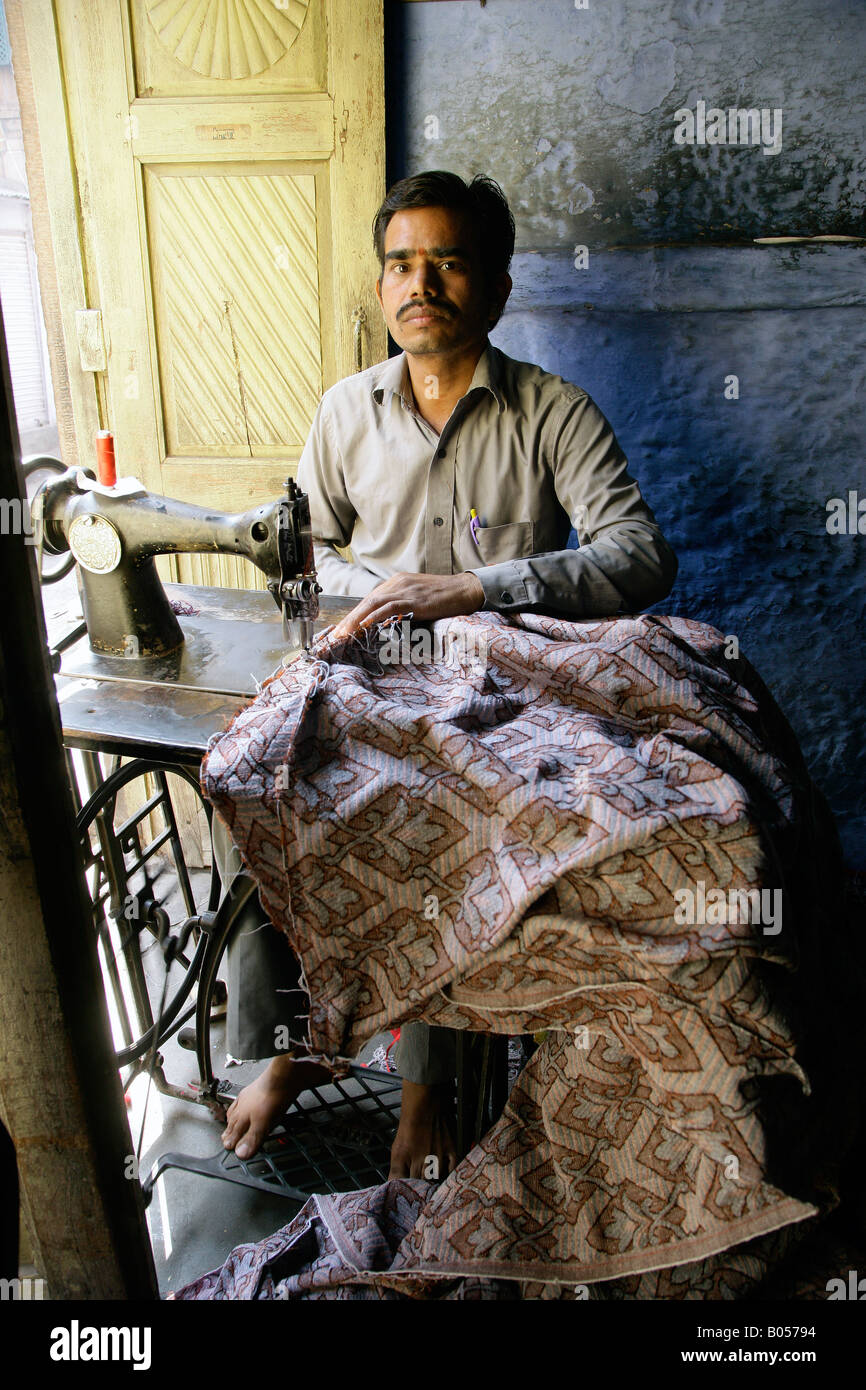 Man using an old fashioned sewing machine, Jodhpur, Rajasthan, India Stock Photo