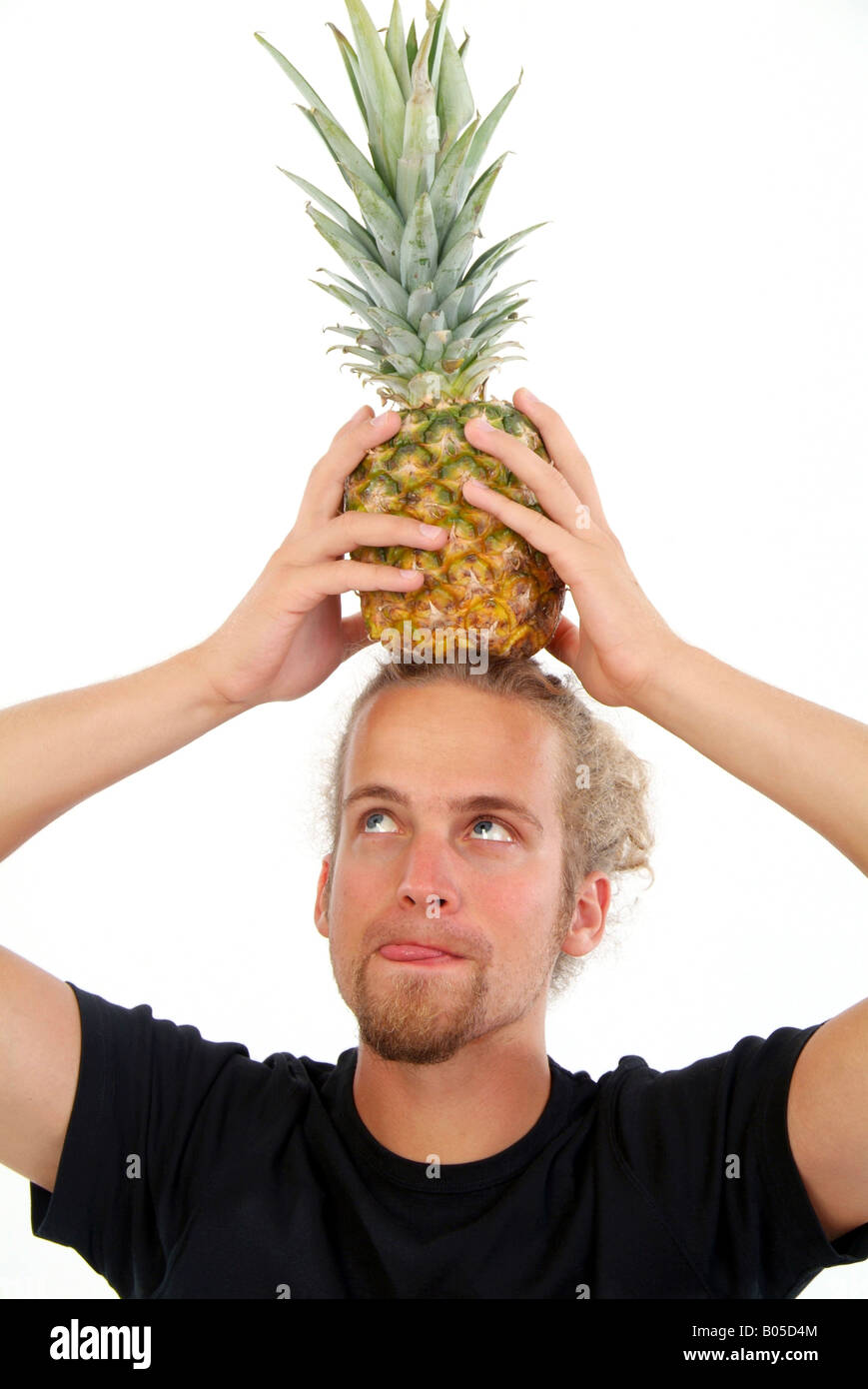 Man carrying pineapples hires stock photography and images Alamy