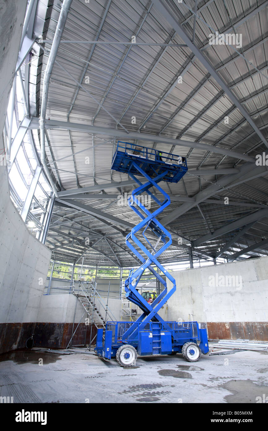 Scissor lift platform extended for working on steel roof Stock Photo Alamy