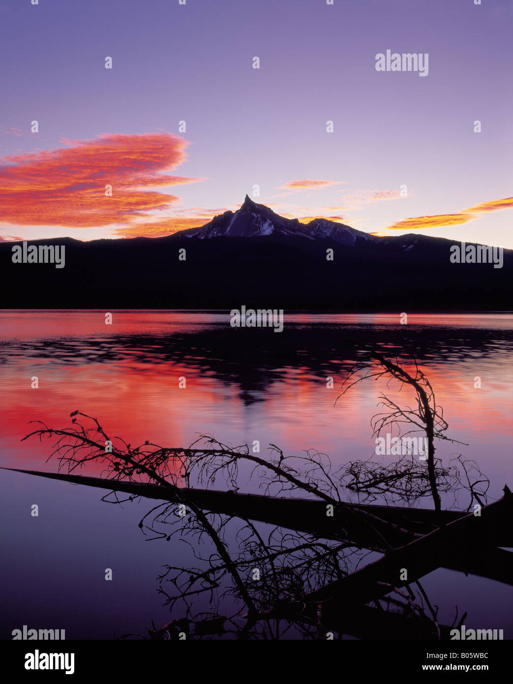 Diamond Lake and Mount Thielsen at sunrise from Thiesen View Campground