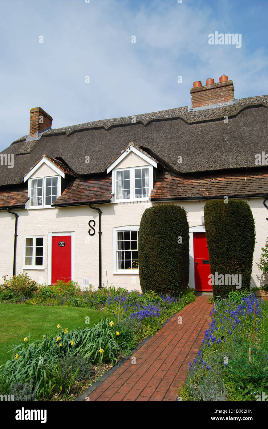 Thatched country cottage, Denmead, Hampshire, England, United Kingdom Stock Photo