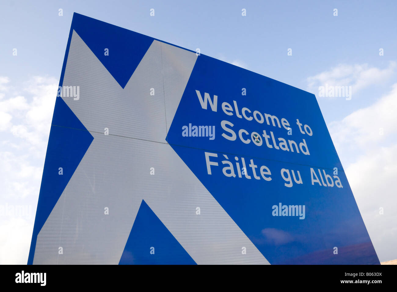 Welcome to Scotland Sign in English and Gaelic reads Fàilte gu Alba on Scottish border at Carter Bar A68 road - border crossing Stock Photo