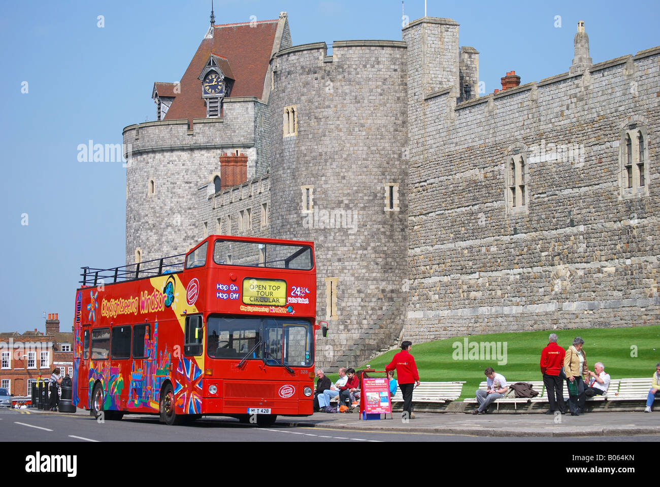 Sightseeing bus beside Windsor Castle, High Street, Windsor, Berkshire, England, United Kingdom Stock Photo