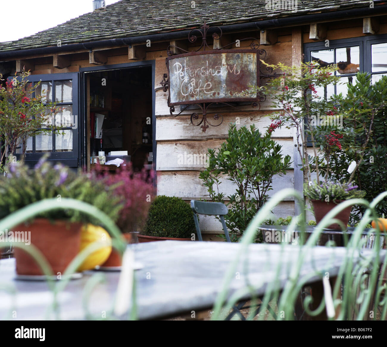 Garden centre furniture hi-res stock photography and images - Alamy