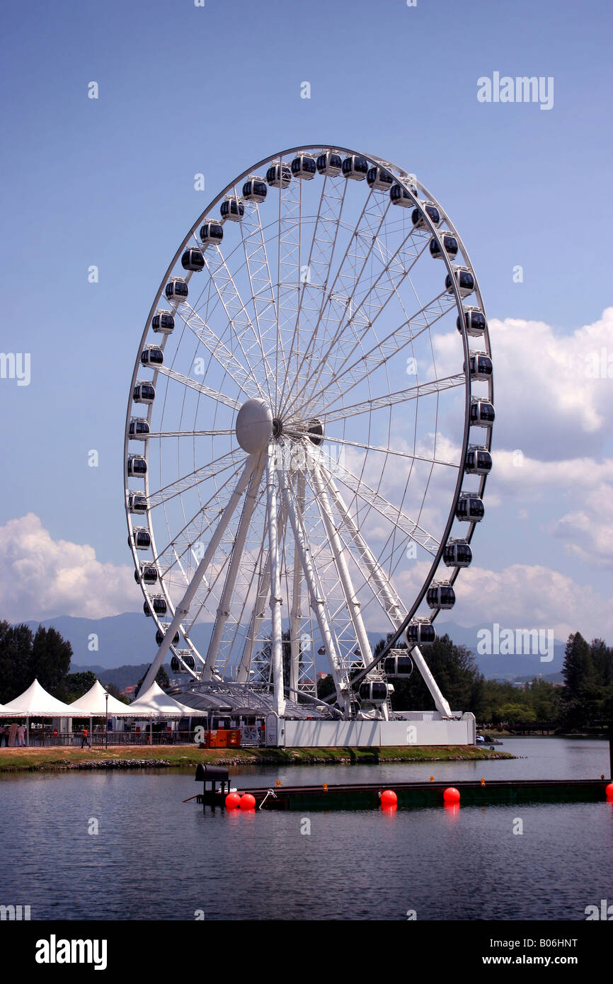 View Of The Eye On Malaysia Ferris Wheel Kuala Lumpur Stock Photo Alamy
