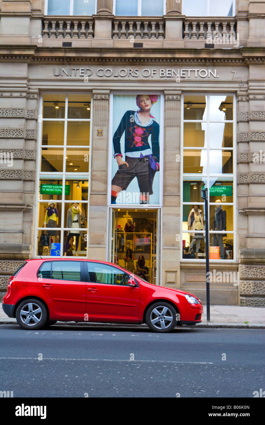 RED CAR PARKED OUTSIDE UNITED COLORS OF BENETTON BOUTIQUE GLASGOW SCOTLAND  SEPTEMBER 2007 Stock Photo - Alamy