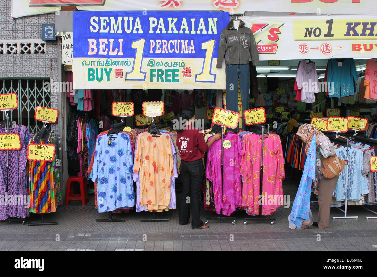 Shopping Along Jalan Masjid India In Little India Kuala Lumpur Stock Photo Alamy