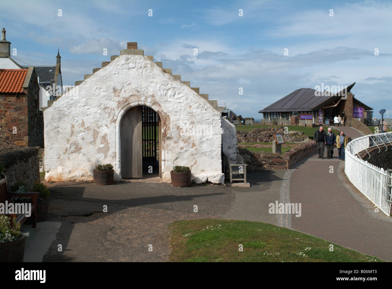 St Andrew's Old Kirk and the Scottish Seabird Centre, North Berwick Stock Photo