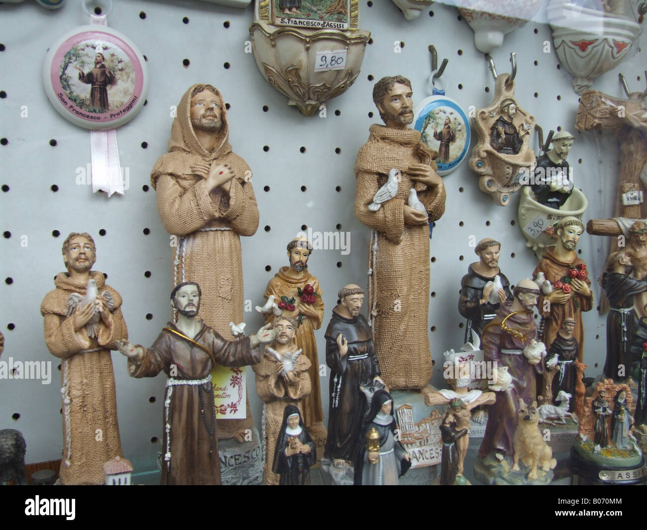 Saint francis in gift shop in assisi hires stock photography and