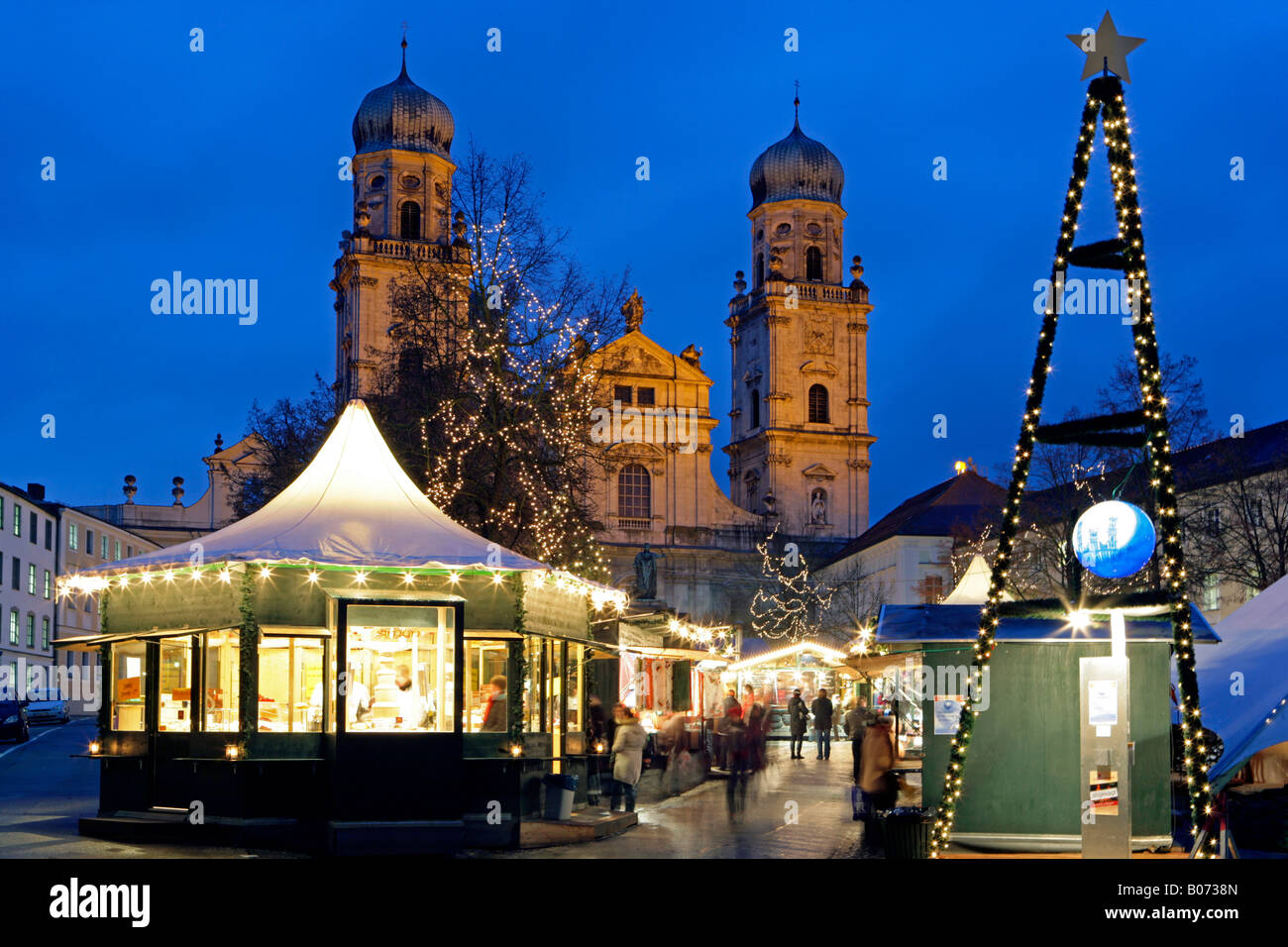 Weihnachtsmarkt am Domplatz in Passau, christmas market in Passau